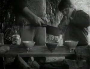 image noir et blanc où l'on voit un adulte et un enfant faire la cuisine ensemble